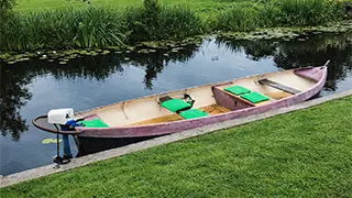A whisper boat for 2 to 5 people that you can rent in Giethoorn