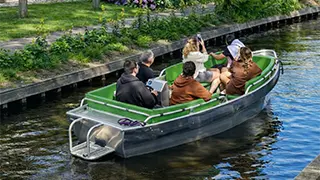 A private tour on a luxury boat for 6 people via Giethoorn boat tickets