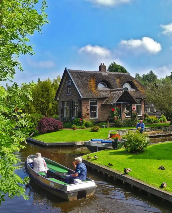 Bootje varen in het zonnige Giethoorn